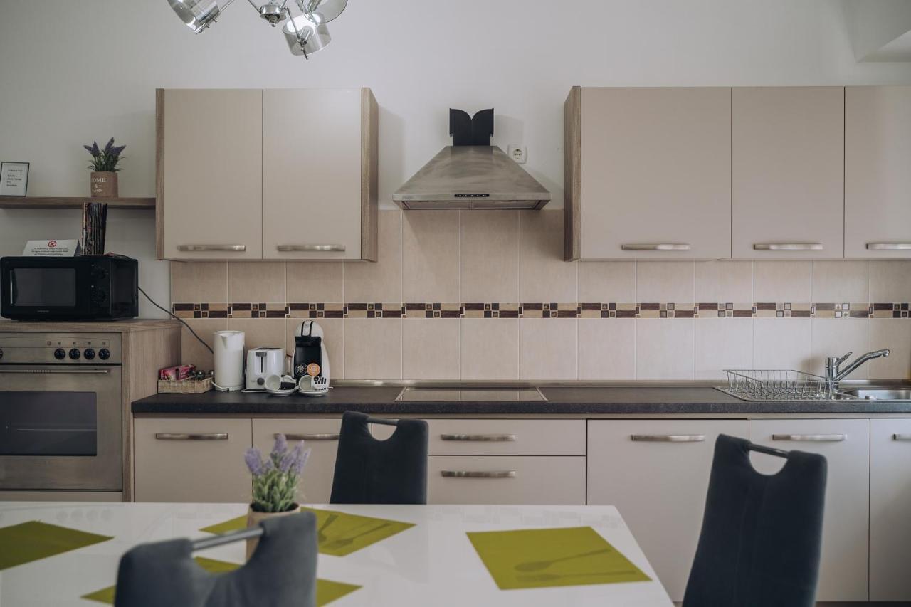 Class Deluxe Apartments Oradea Eksteriør billede